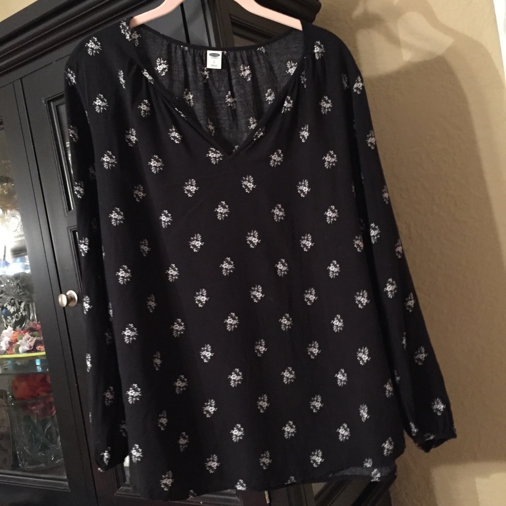 Old Navy black and white floral long sleeve shirt